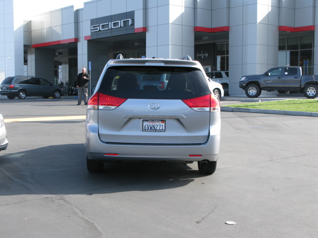 Toyota Sienna 2012 photo 4