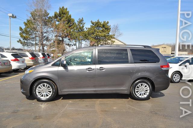 Toyota Sienna 2012 photo 1