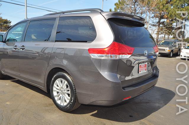 Toyota Sienna 2012 photo 2