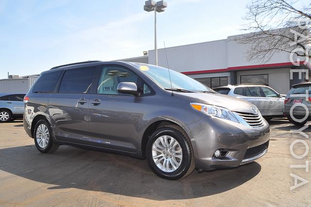 Toyota Sienna 2012 photo 3