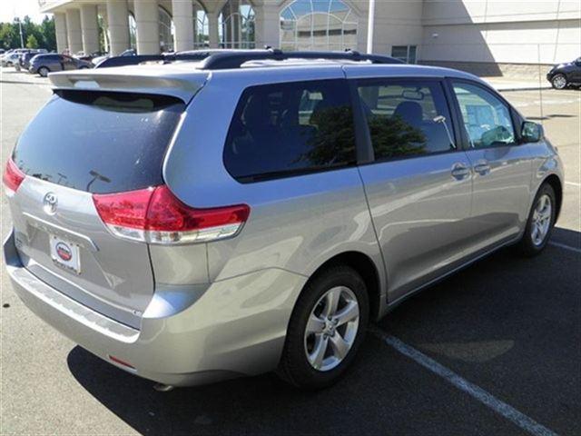 Toyota Sienna 2012 photo 2