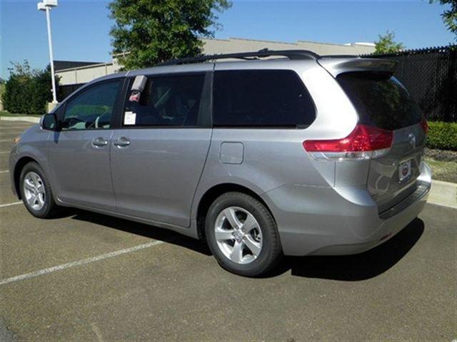 Toyota Sienna 2012 photo 3