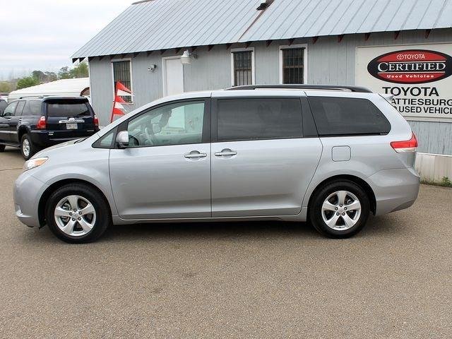 Toyota Sienna 2012 photo 2