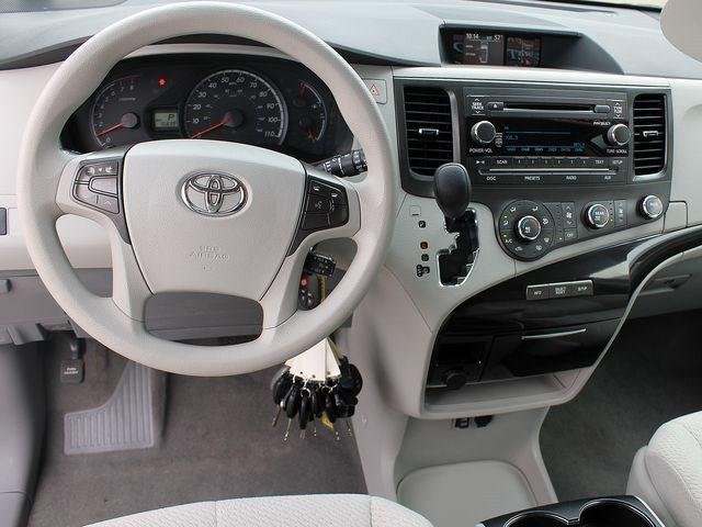 Toyota Sienna 2012 photo 3