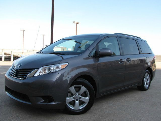 Toyota Sienna 2012 photo 2
