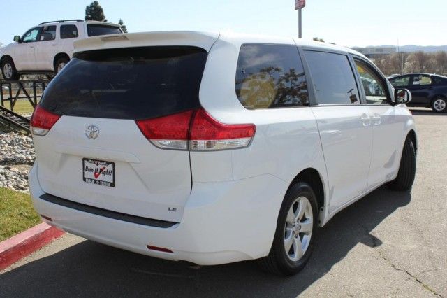 Toyota Sienna 2012 photo 2