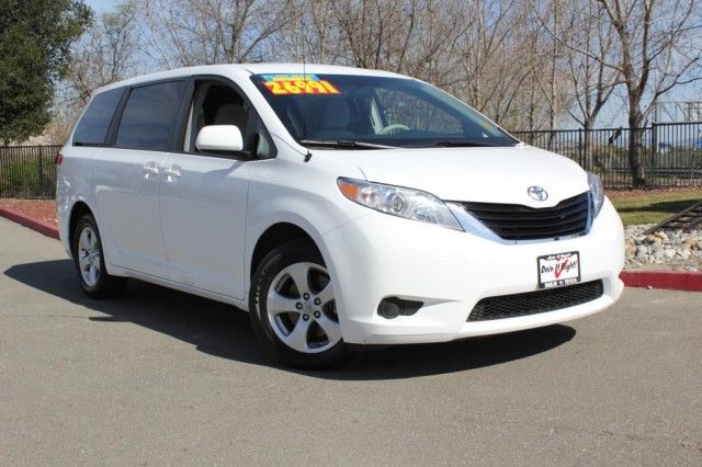 Toyota Sienna 2012 photo 3