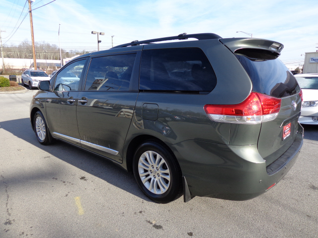 Toyota Sienna 2012 photo 1