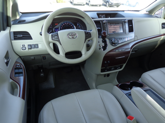 Toyota Sienna 2012 photo 2