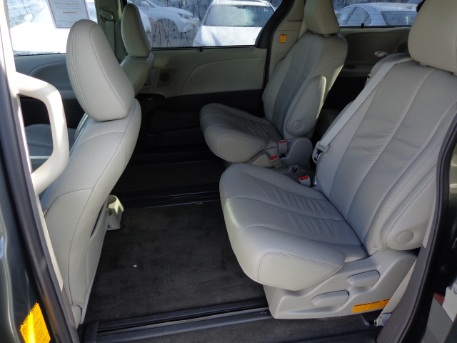 Toyota Sienna 2012 photo 3