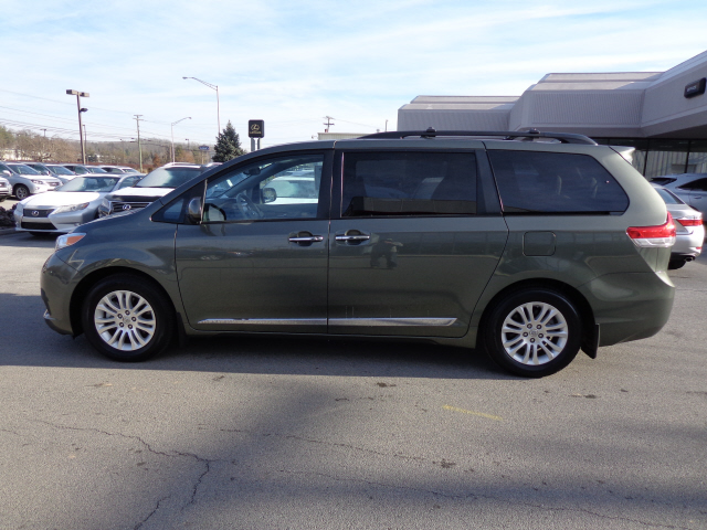 Toyota Sienna 2012 photo 4