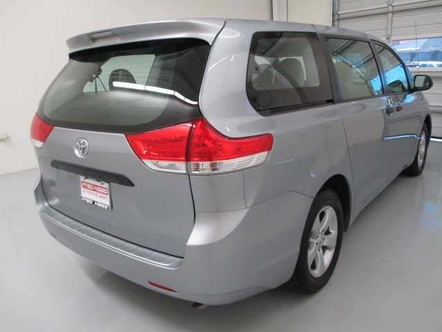 Toyota Sienna 2012 photo 1