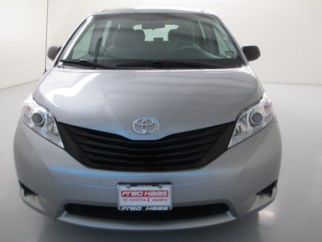 Toyota Sienna 2012 photo 2