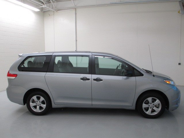 Toyota Sienna 2012 photo 3