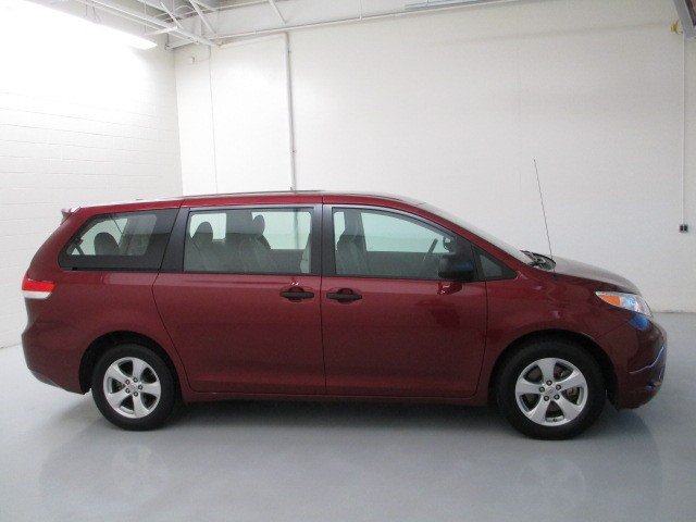 Toyota Sienna 2012 photo 1