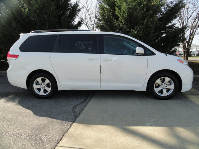 Toyota Sienna 2012 photo 1