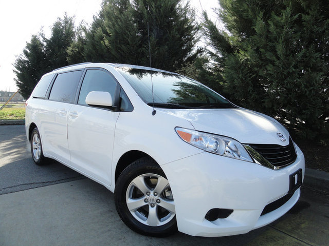 Toyota Sienna 2012 photo 2