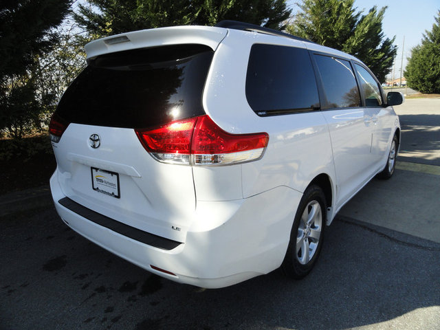 Toyota Sienna 2012 photo 3