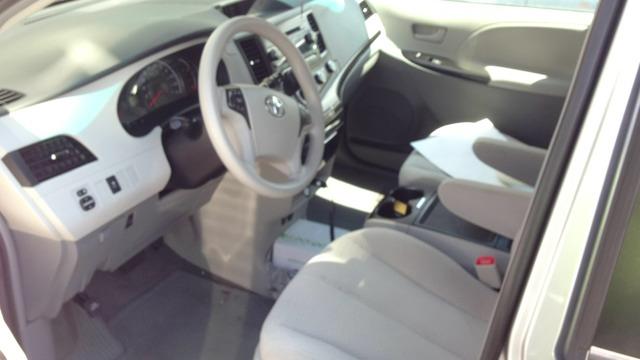 Toyota Sienna 2012 photo 2