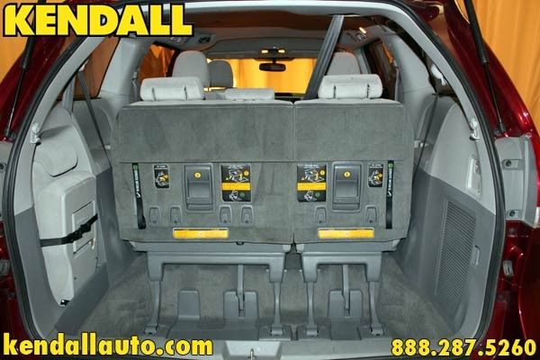 Toyota Sienna 2012 photo 3