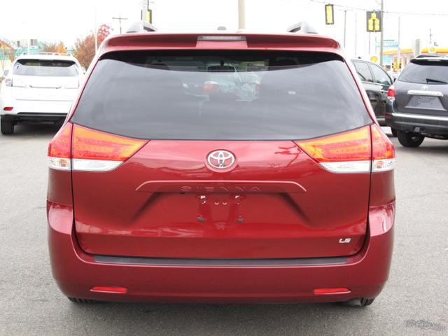 Toyota Sienna 2012 photo 3