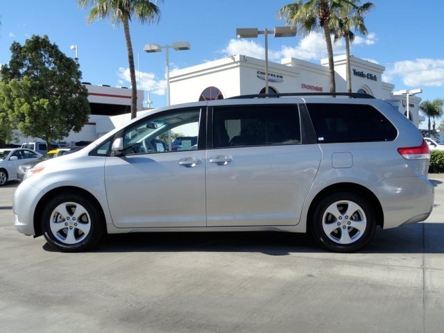 Toyota Sienna 2012 photo 1