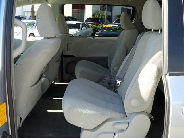 Toyota Sienna 2012 photo 2