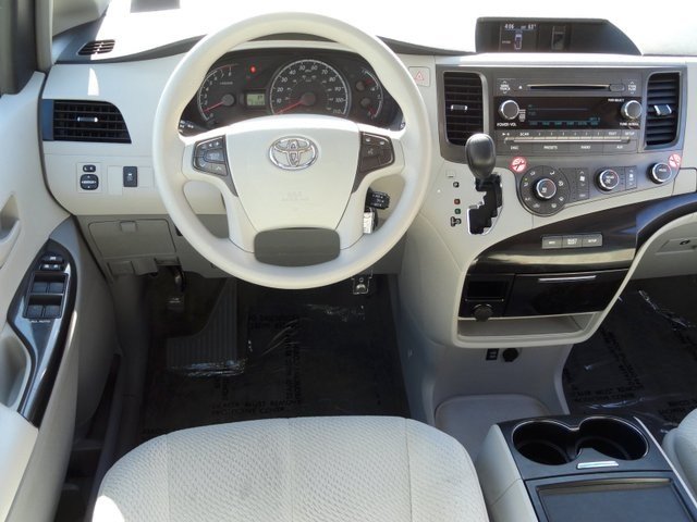 Toyota Sienna 2012 photo 4