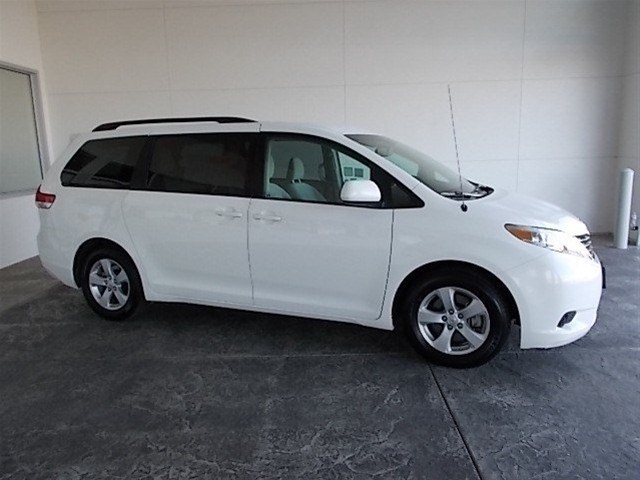 Toyota Sienna 2012 photo 2