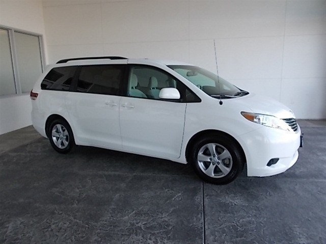 Toyota Sienna 2012 photo 3