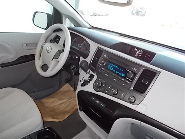 Toyota Sienna 2012 photo 4