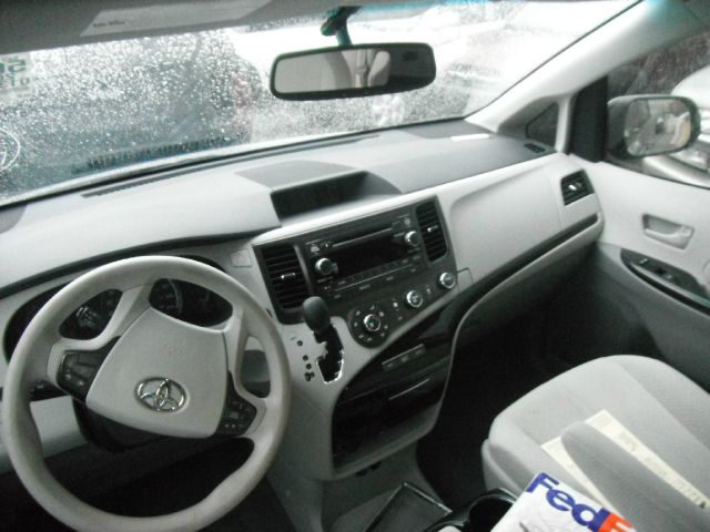 Toyota Sienna 2012 photo 2