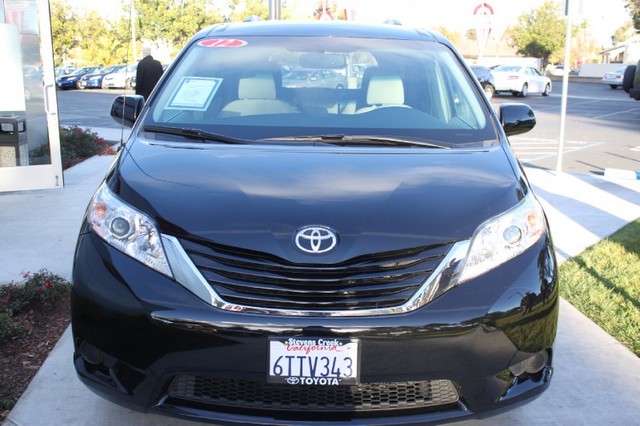 Toyota Sienna 2012 photo 2