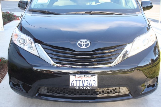 Toyota Sienna 2012 photo 3