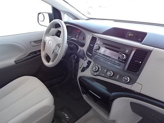 Toyota Sienna 2012 photo 3