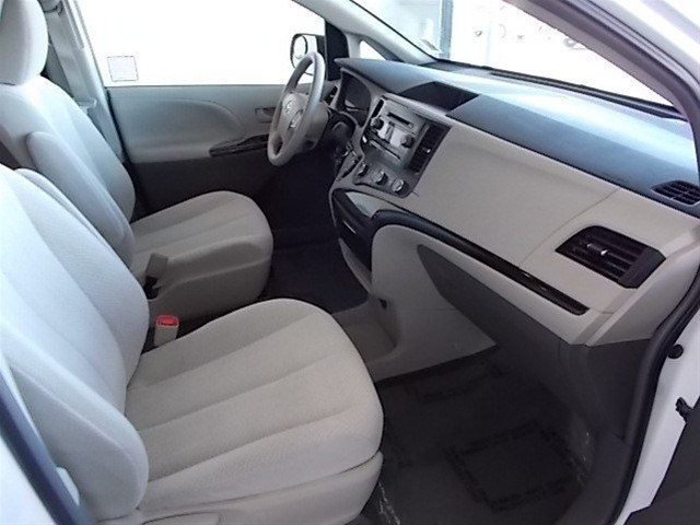 Toyota Sienna 2012 photo 5