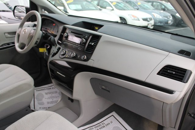 Toyota Sienna 2012 photo 2
