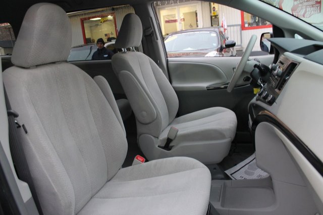 Toyota Sienna 2012 photo 5