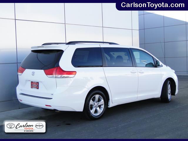 Toyota Sienna 2012 photo 3