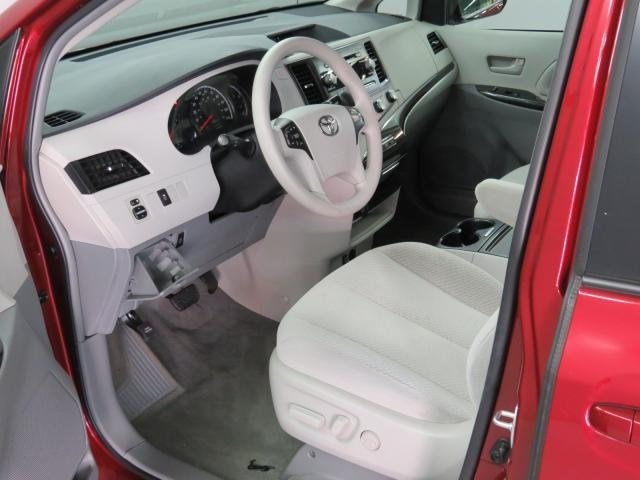 Toyota Sienna 2012 photo 3