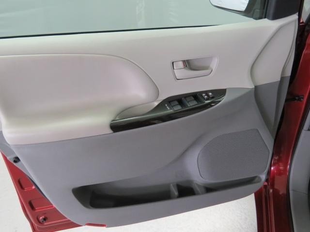 Toyota Sienna 2012 photo 4