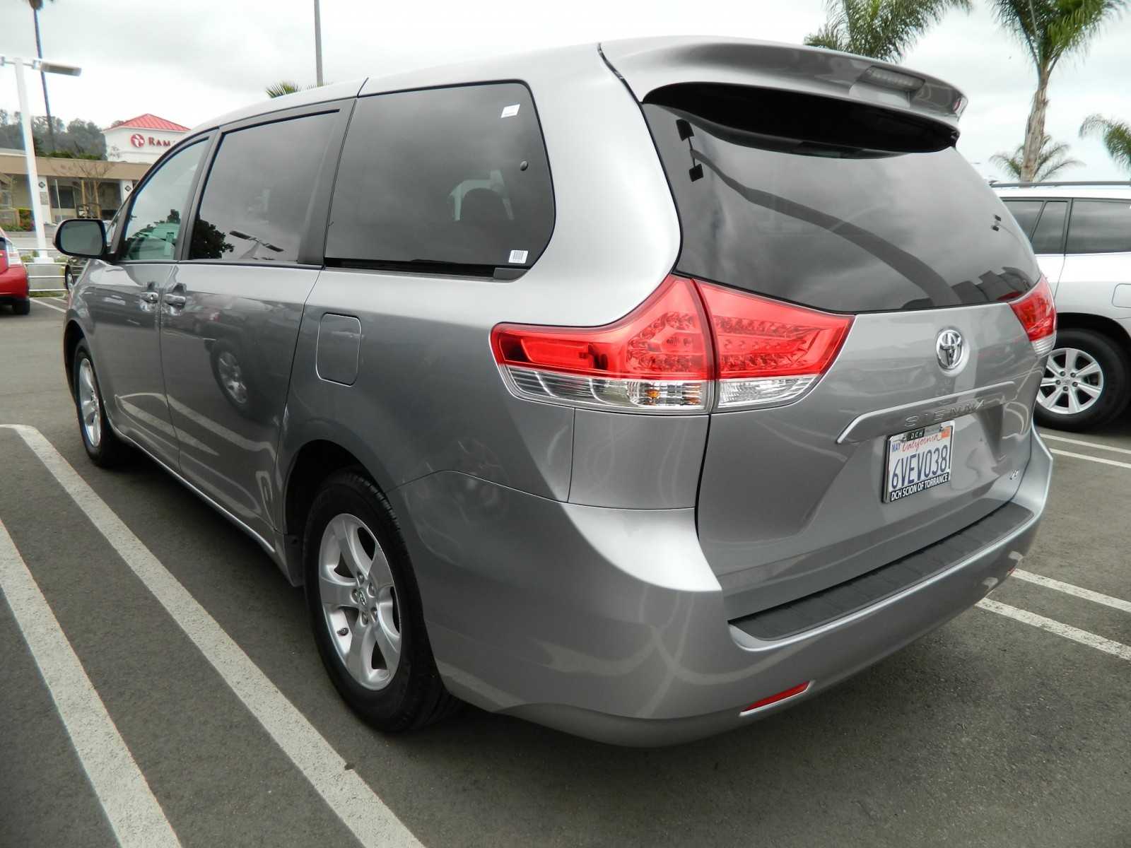 Toyota Sienna 2012 photo 1