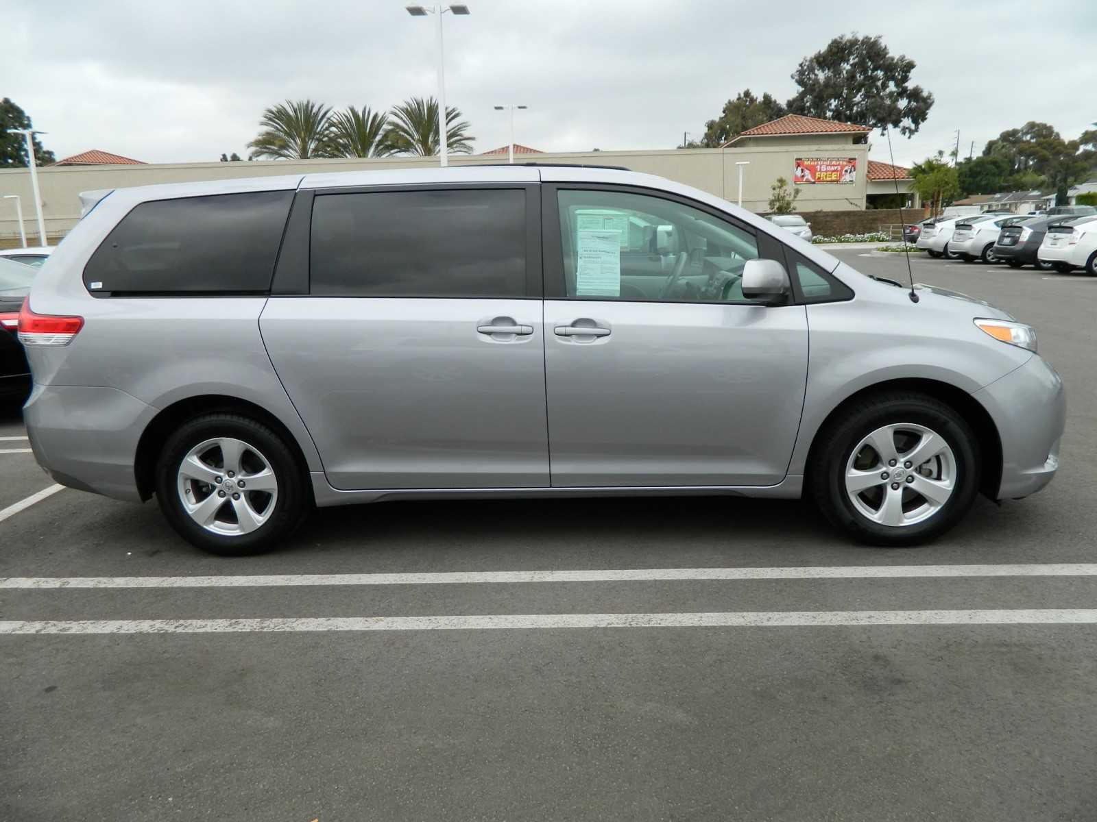Toyota Sienna 2012 photo 2