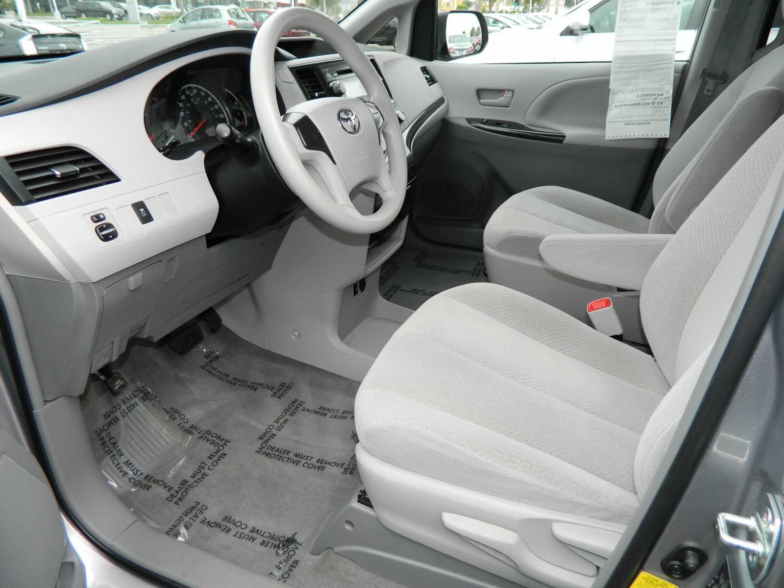 Toyota Sienna 2012 photo 3