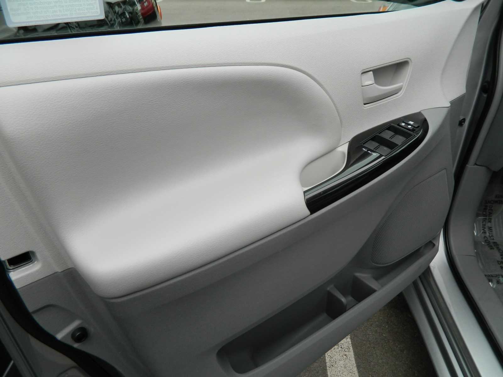 Toyota Sienna 2012 photo 5