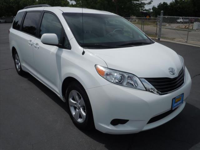 Toyota Sienna 2013 photo 2