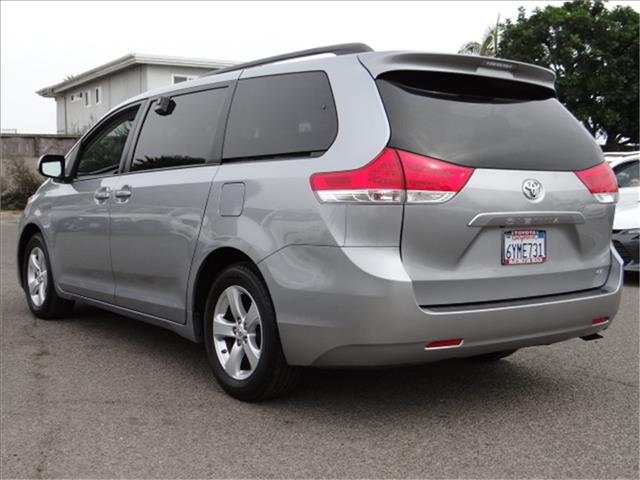 Toyota Sienna 2013 photo 2