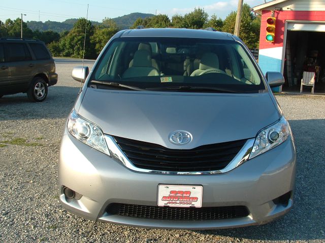 Toyota Sienna 2013 photo 1