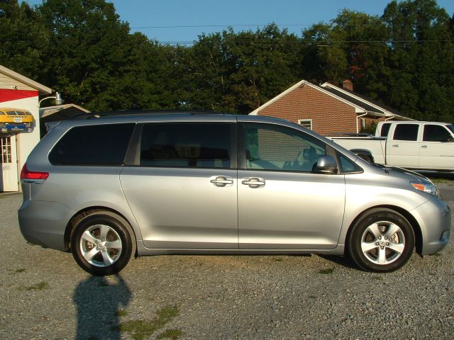 Toyota Sienna 2013 photo 2