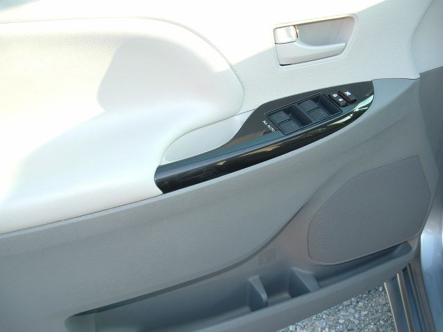 Toyota Sienna 2013 photo 3